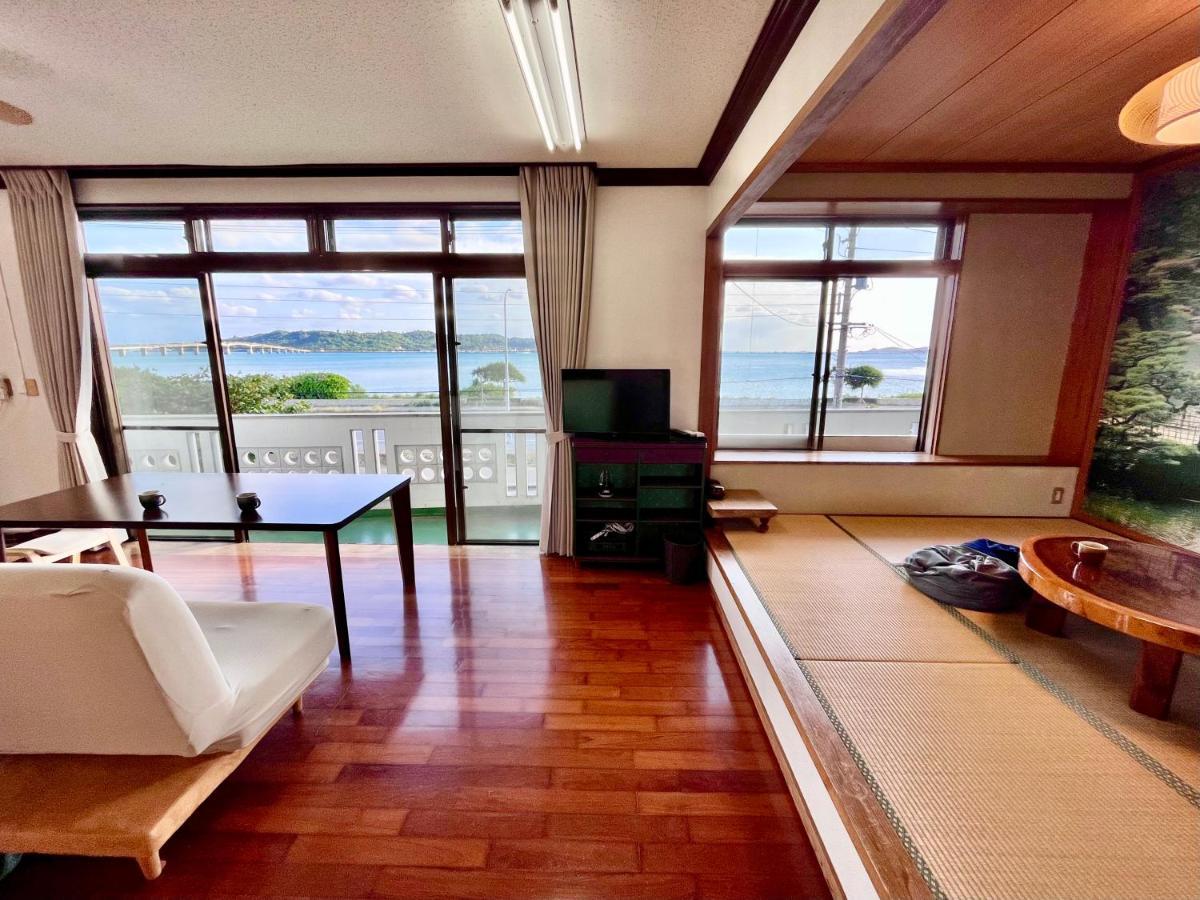 バーベキューもできる! 海と浜比嘉大橋を一望できる宿 Henza Exteriör bild