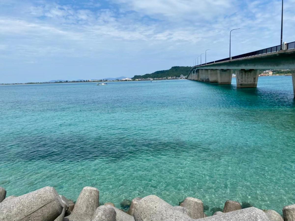 バーベキューもできる! 海と浜比嘉大橋を一望できる宿 Henza Exteriör bild